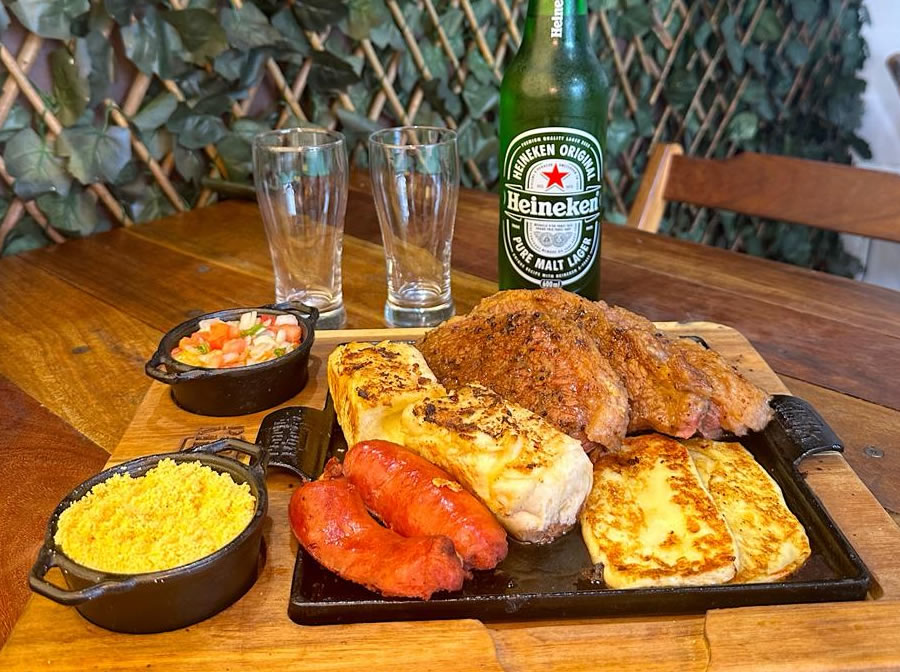 Tábua Magela com picanha, linguiça, queijo coalho, farofa e vinagrete