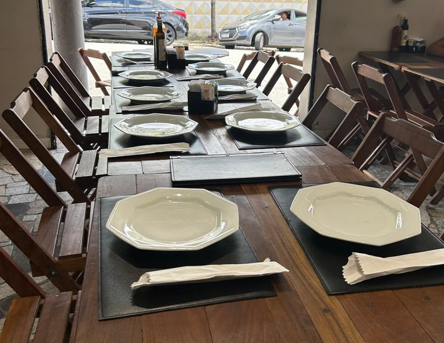 Salão com mesas do Magela Bar e Restaurante, em Barueri